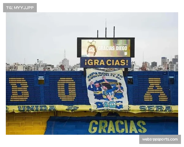 场内花絮：那不勒斯主场球迷展示巨型Tifo致敬已故传奇马拉多纳